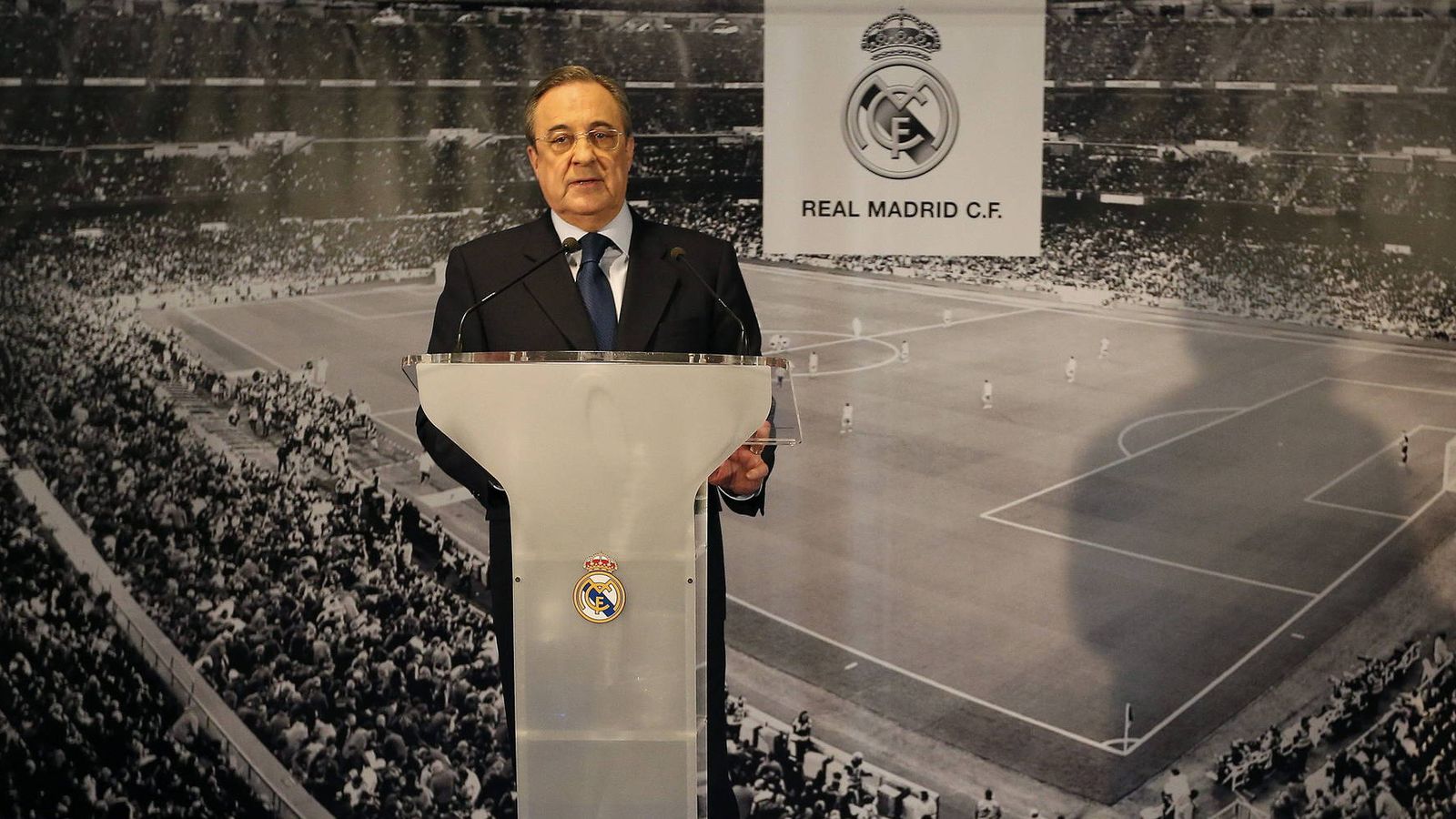 Foto: Florentino Pérez, con una imagen del Santiago Bernabéu a sus espaldas. (EFE)