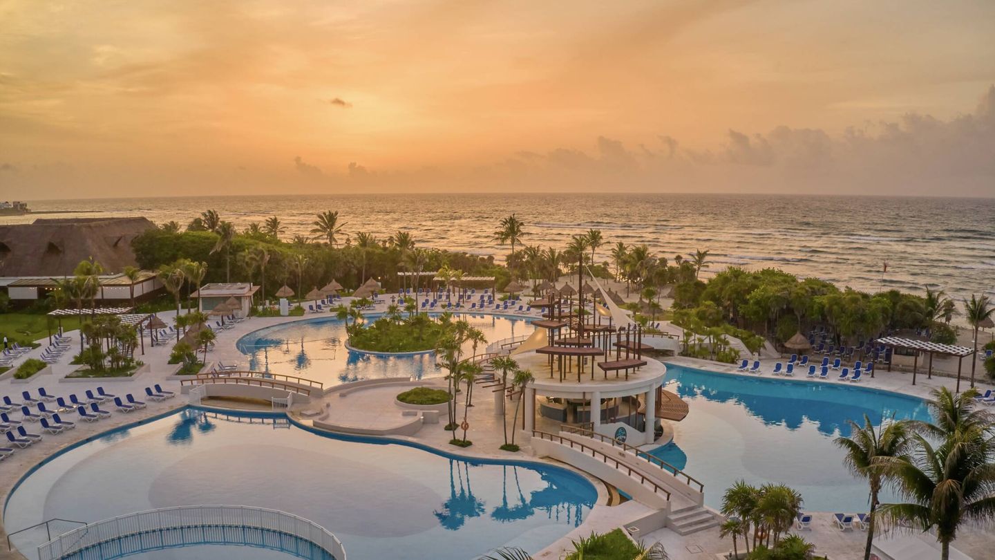 Panorámica de las piscinas del hotel Bahía Príncipe Grand Tulum, en Riviera Maya. (Fernando Morales)