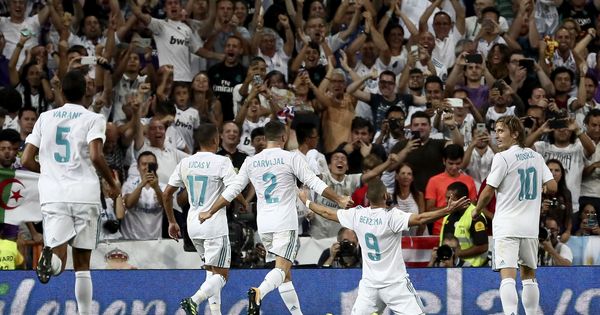 Foto: Los madridistas celebran el gol de Benzema al Barça. (EFE)