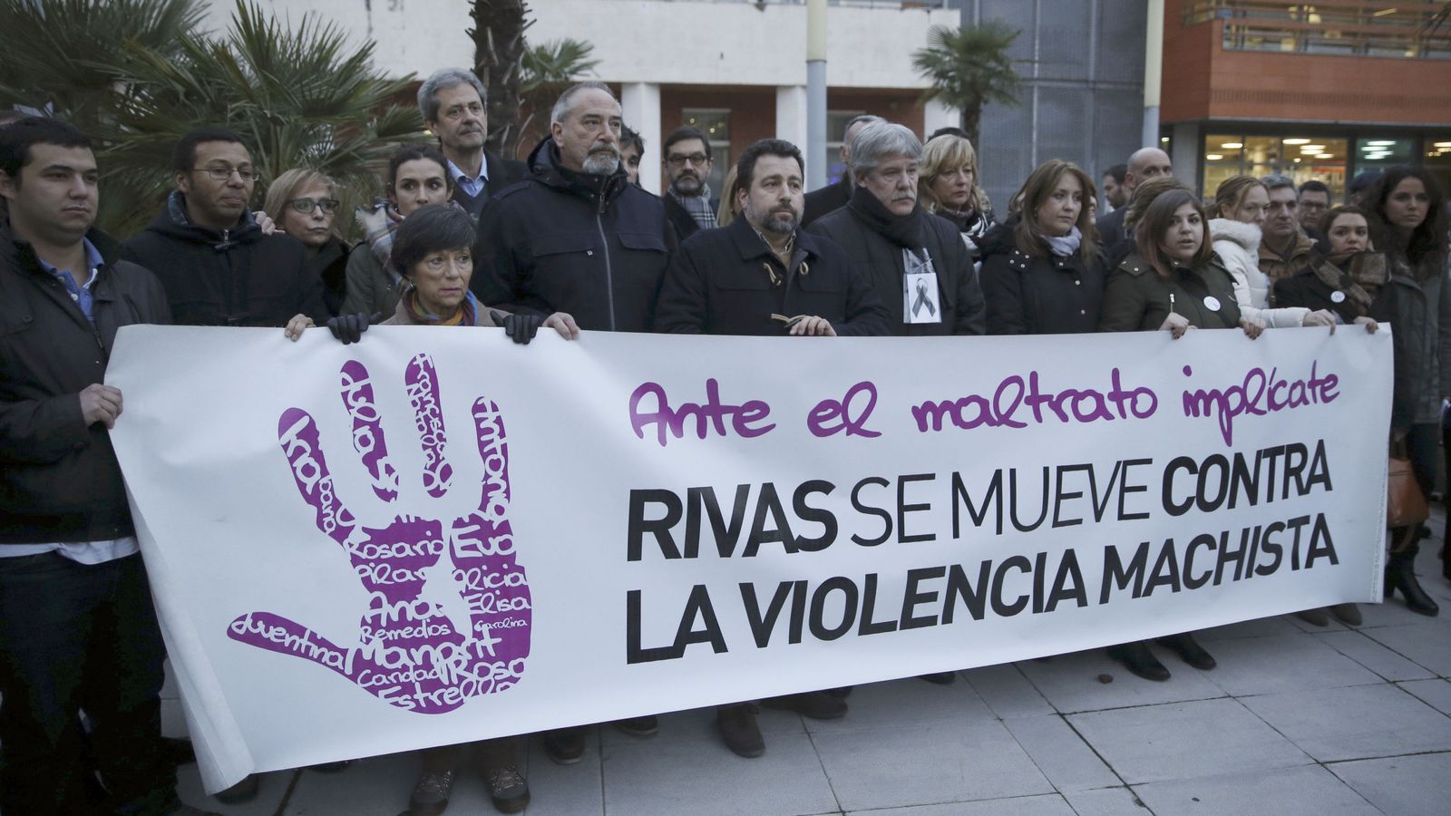 Foto: Concentración en Rivas Vaciamadrid contra el asesinato de una vecina a manos de su pareja el pasado 1 de enero. (EFE)