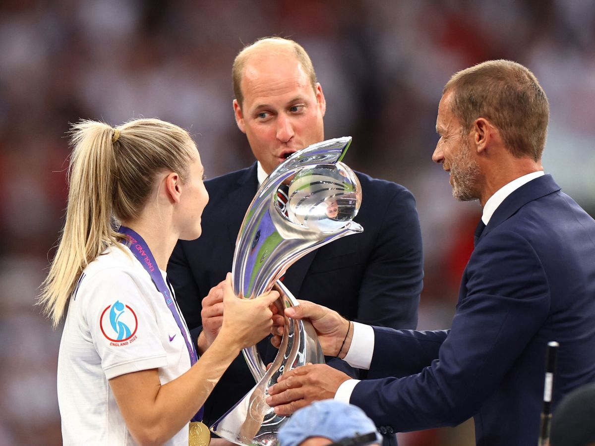 Foto: El príncipe Guillermo entrega la copa de Europa de fútbol femenino a Inglaterra. (Reuters/Lisi Niesner)