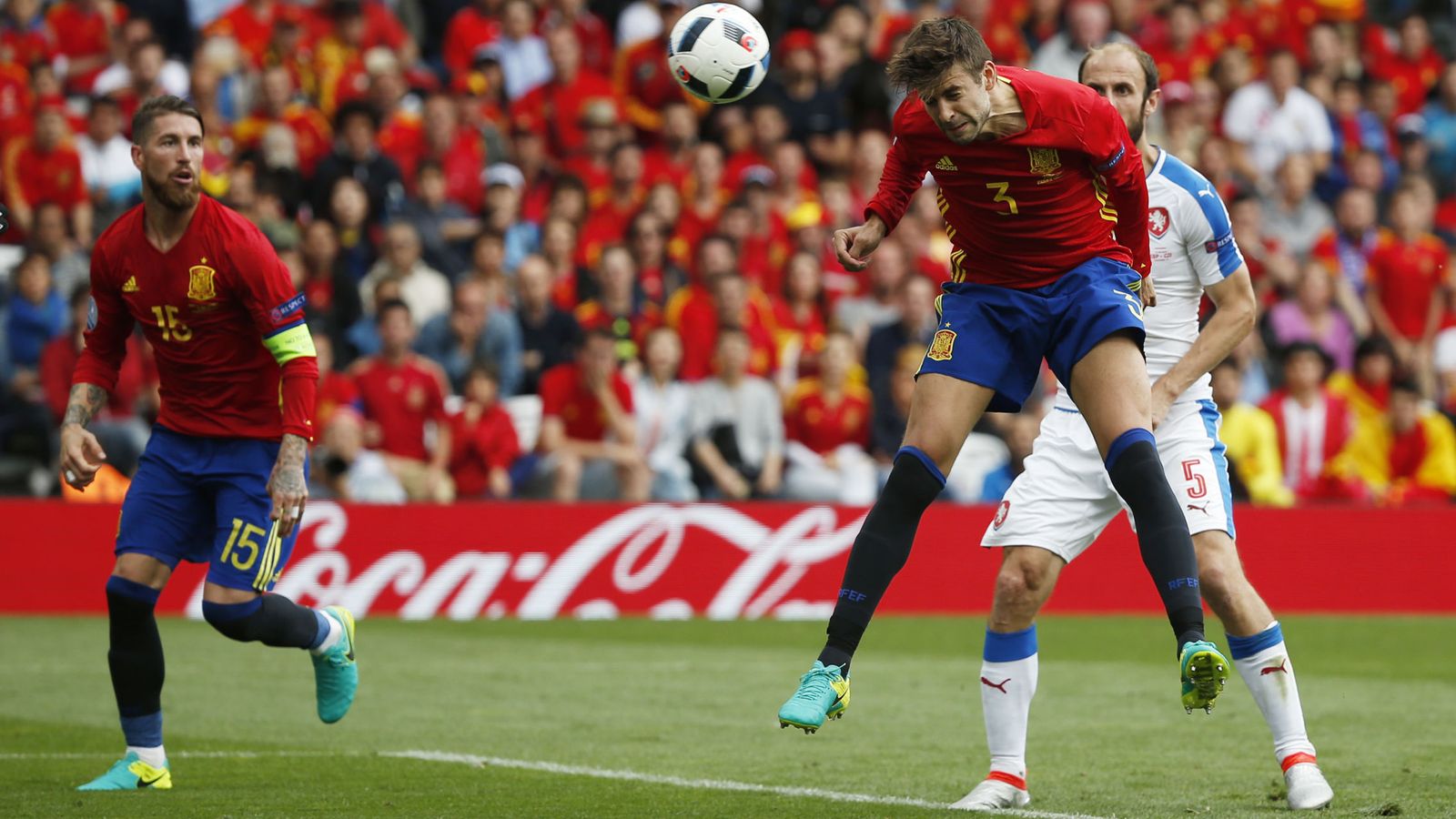 Foto: Piqué marca el gol que dio la victoria a España frente a la República Checa. (Reuters)