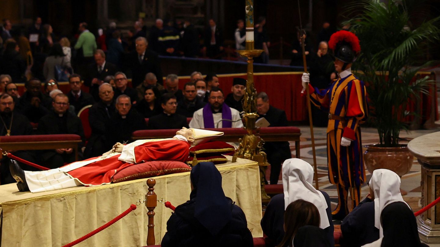 El papa Benedicto en Basílica de San Pedro. (Reuters/Kai Pfaffenbach)