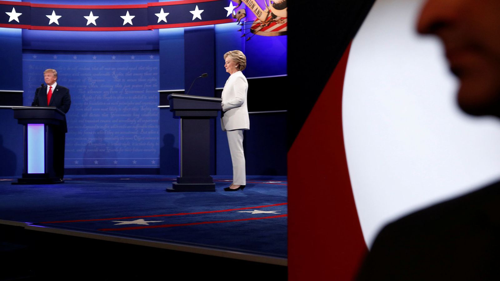 Foto: Un miembro del Servicio Secreto vigila junto al escenario del debate (Reuters)