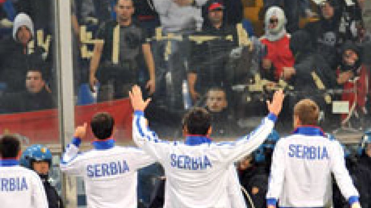 Los ultras serbios siembran el caos en Génova