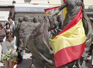 La AVT condena la excarcelación de De Juana mientras movimientos pro amnistía le reciben en San Sebastián