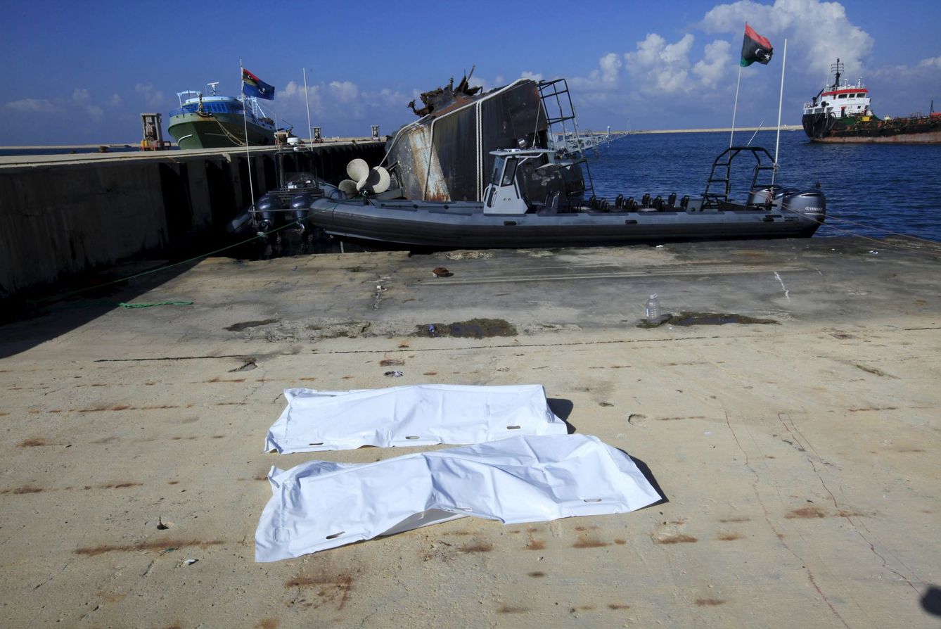 Foto: Los cuerpos de dos inmigrantes ahogados reposan en una base naval en Trípoli, Libia, en diciembre de 2015 (Reuters)