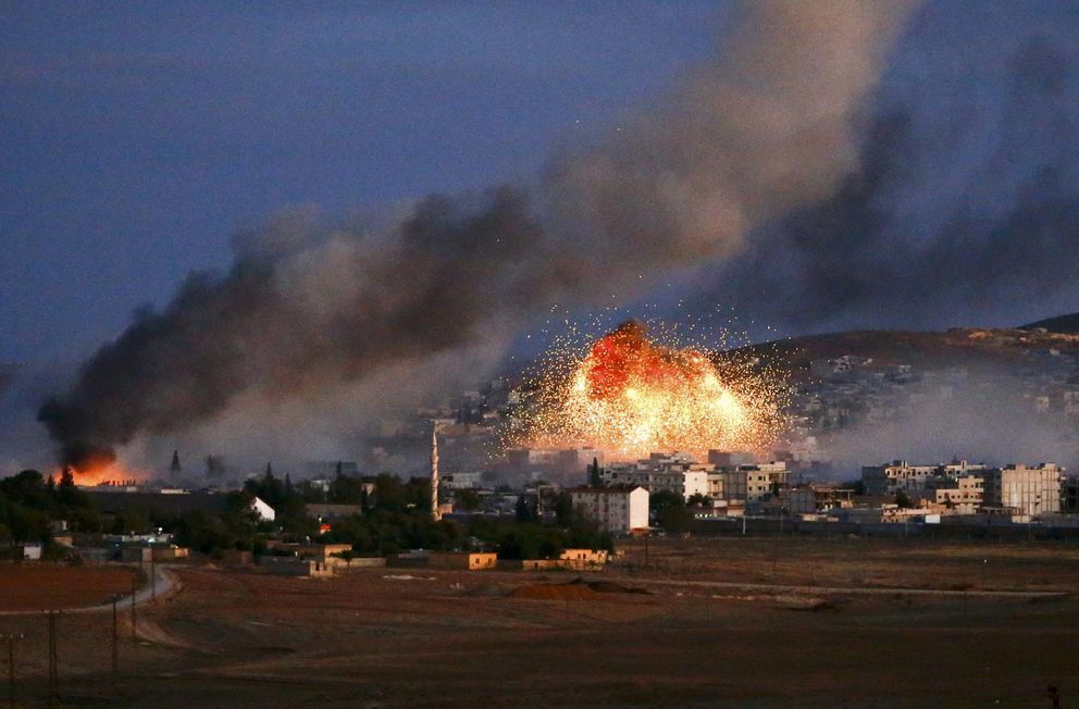 Llamas y columnas de humo se elevan sobre Kobane tras un ataque aéreo contra el Estado Islámico (Reuters).