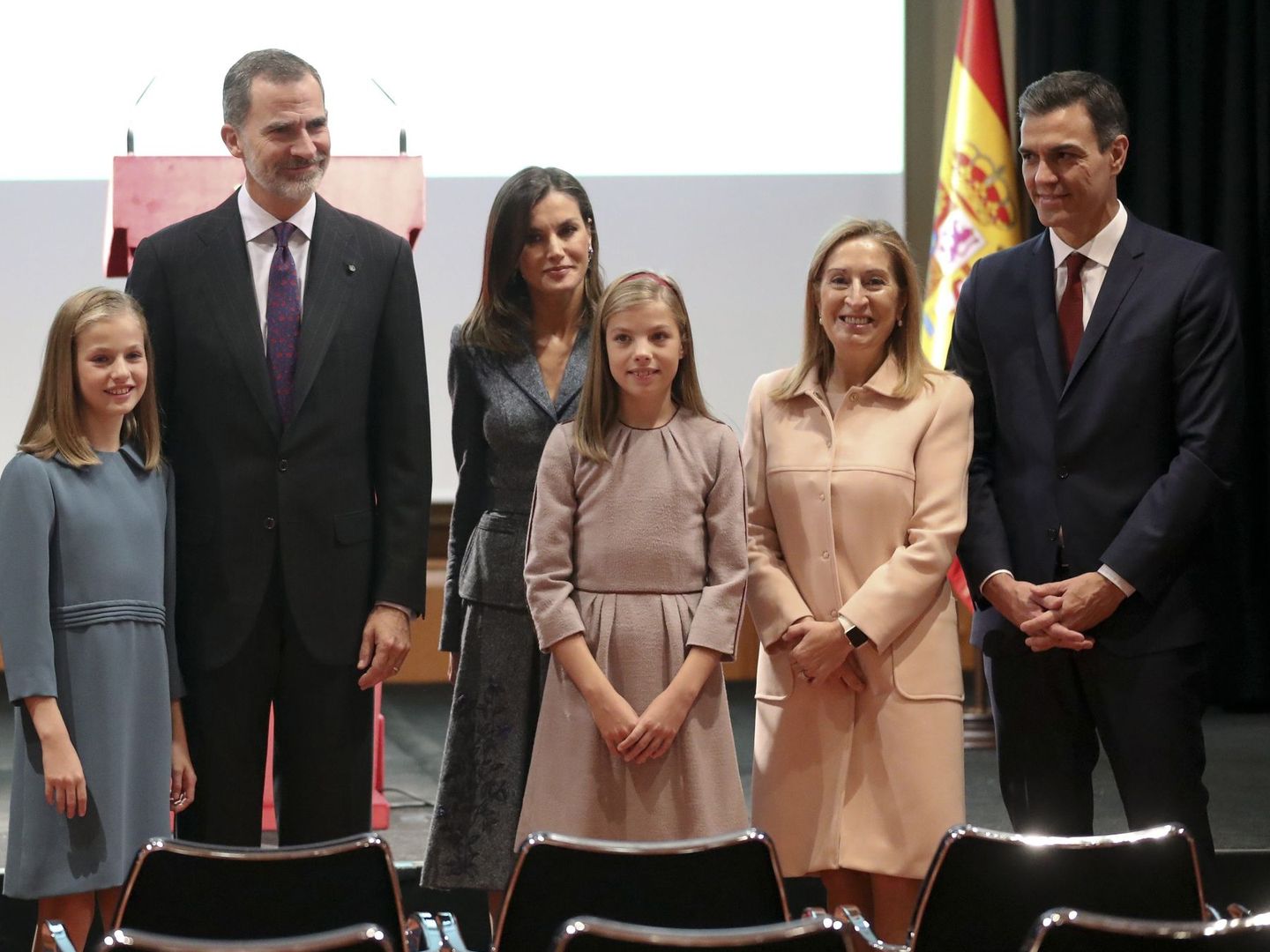 De izquierda a derecha: Leonor, el rey Felipe, la reina Letizia, la infanta Sofía, Ana Pastor y Pedro Sánchez. (EFE)