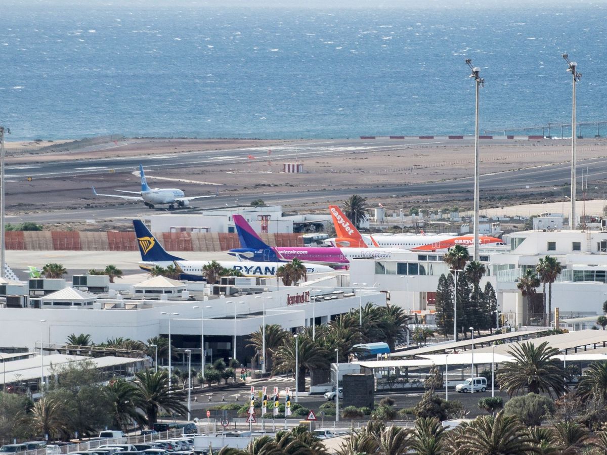 Foto: Vista del aeropuerto de Lanzarote. (EFE/Javier Fuentes)