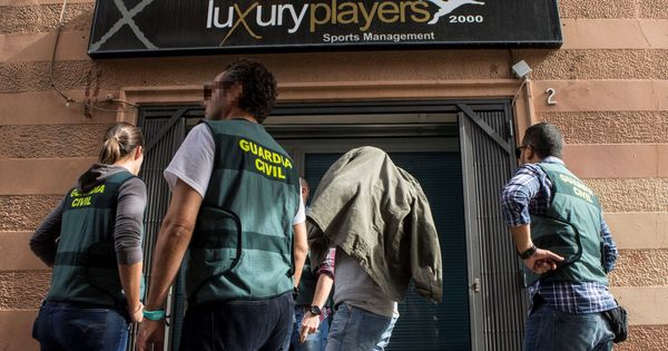 Foto: Diez detenidos en una operación contra la falsificación de entradas del Barça. (EFE)