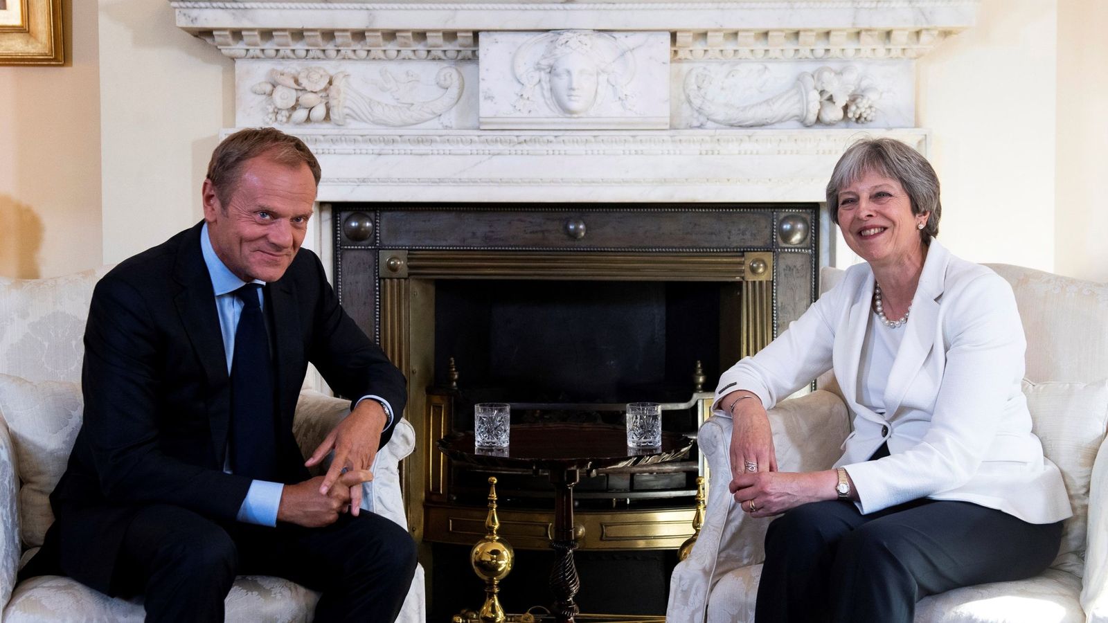 Foto: La primera ministra británica, Theresa May (d), y el presidente del Consejo Europeo, Donald Tusk (i), en el 10 de Downing Street. (EFE)