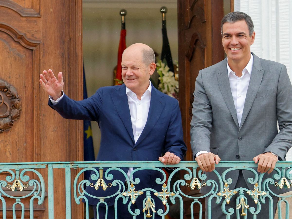 Foto: El presidente del Gobierno, Pedro Sánchez, y el canciller alemán, Olaf Scholz, a su llegada a Meseberg. (Reuters/Michele Tantussi)