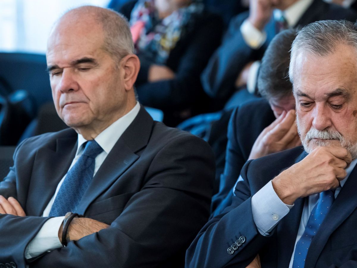 Foto:  Los expresidentes andaluces Manuel Chaves (i) y José Antonio Griñán (d) durante el juicio celebrado en 2018. (EFE)