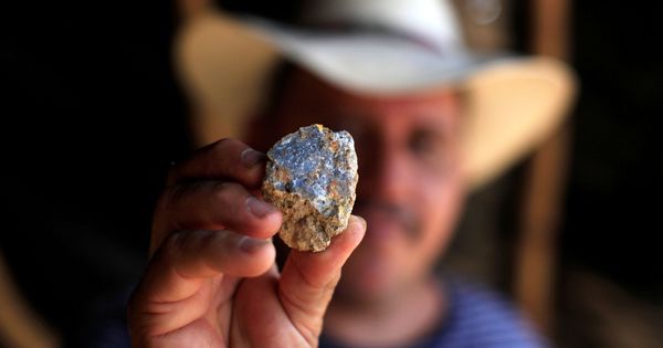 Foto: Minero con una piedra con mineral de oro