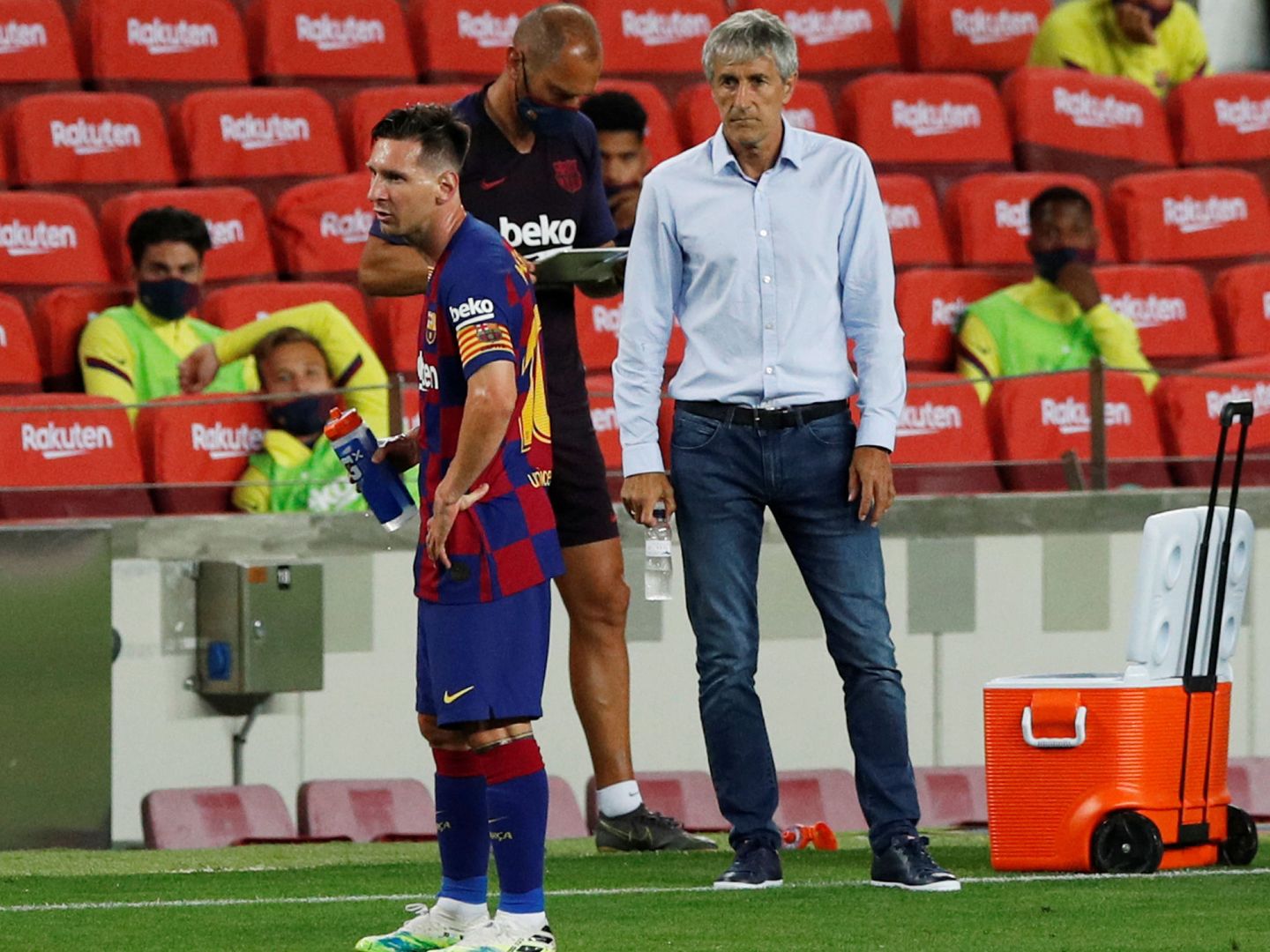 Leo Messi, con Setién al fondo. (Reuters)