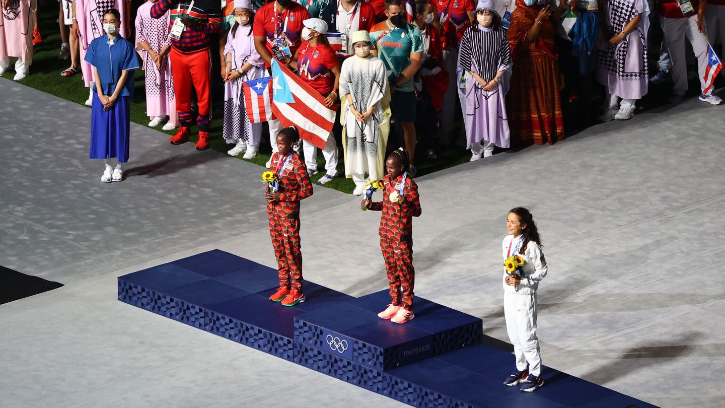 Las atletas posan con sus preseas. (Reuters)