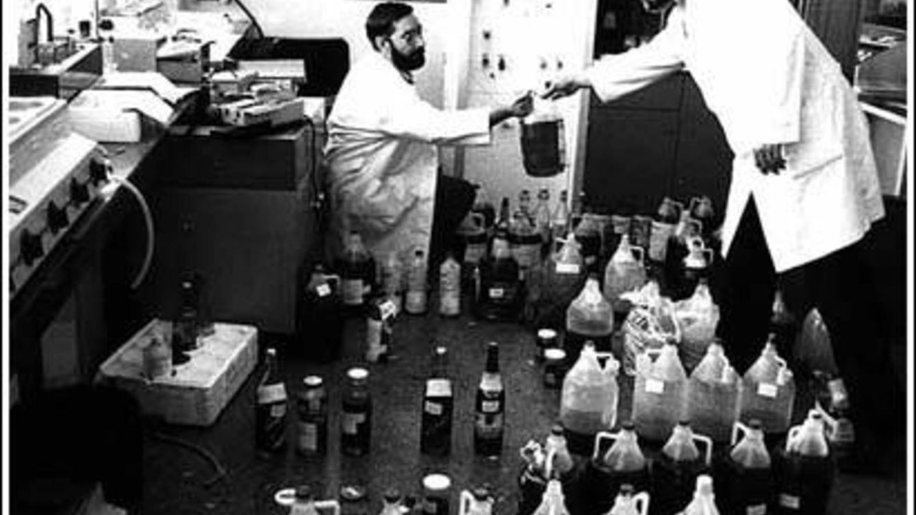 Foto: Las garrafas con el aceite tóxico recuperadas de los hogares de Madrid en 1981.