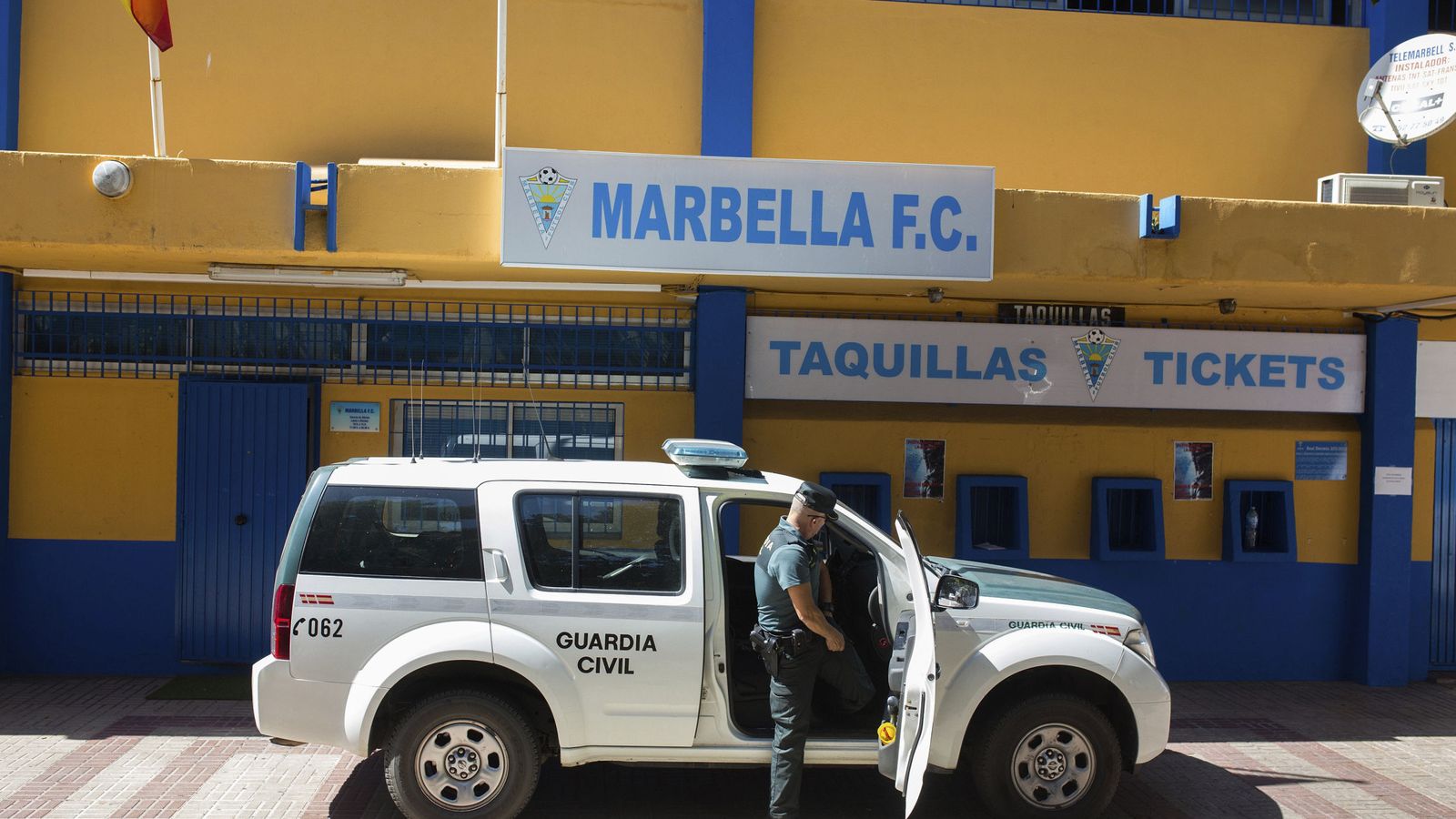 Foto: La Guardia Civil registra las instalaciones del estadio del Marbella Club de Fútbol. (EFE)