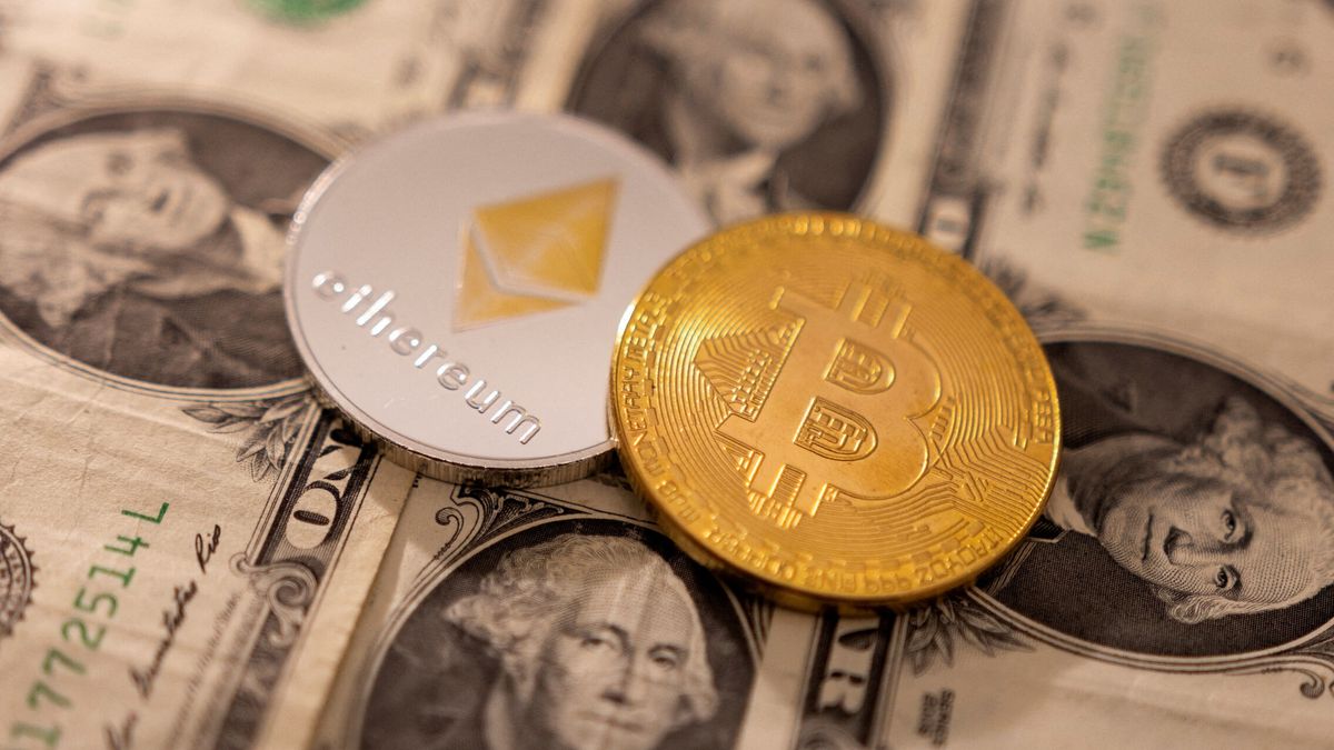 El bitcoin cae a mínimos de un mes tras una de sus peores semanas de 2024