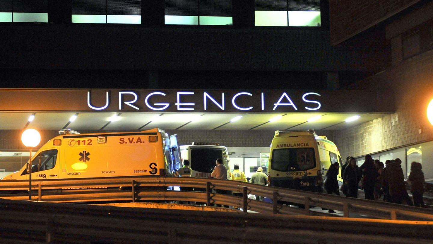 Varias ambulancias, en la puerta de Urgencias del Hospital de Albacete (EFE/Manu)