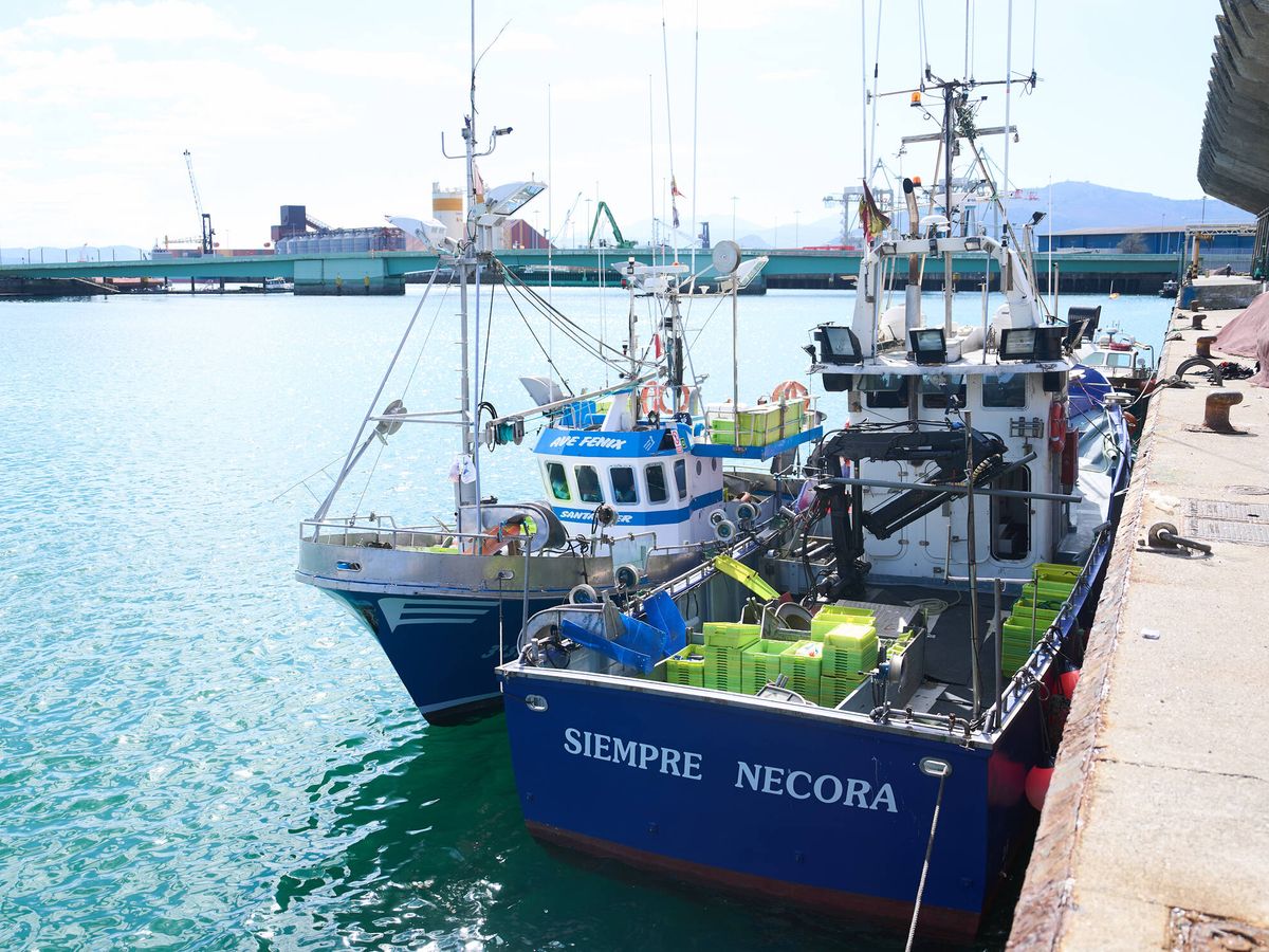 Foto: Dispositivo de rescate Siempre Necora en la zona del naufragio donde ha desaparecido el buque pesquero Villaboa Uno. (Juanma Serrano/Europa Press)