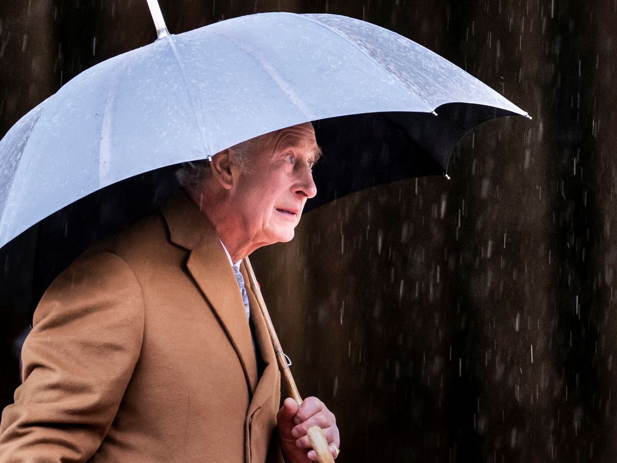 Foto: El rey Carlos III, bajo la lluvia. (Reuters/Danny Lawson)