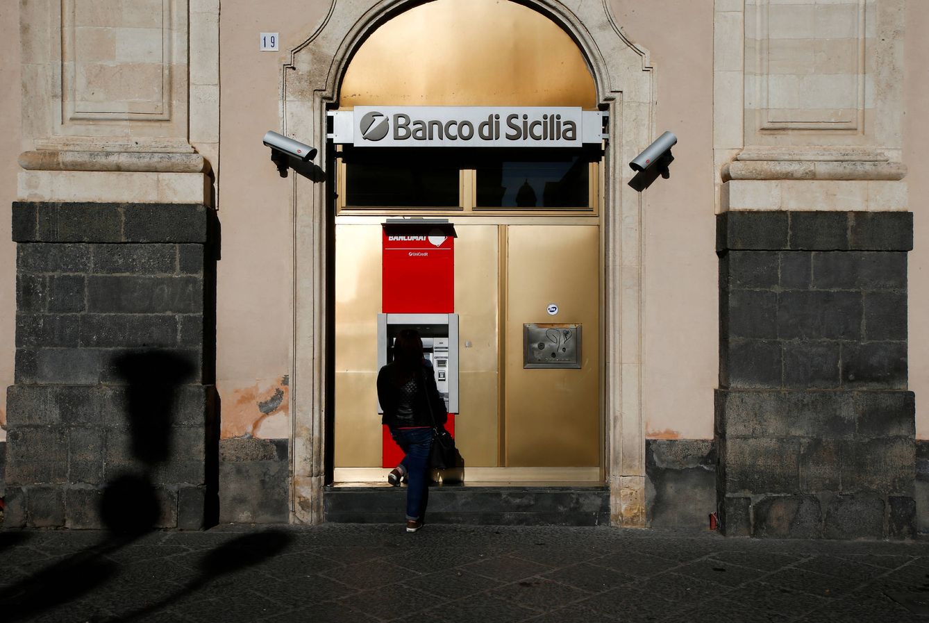 Una mujer en un cajero de Banco de Sicilia, en la ciudad de Catania. (Reuters)