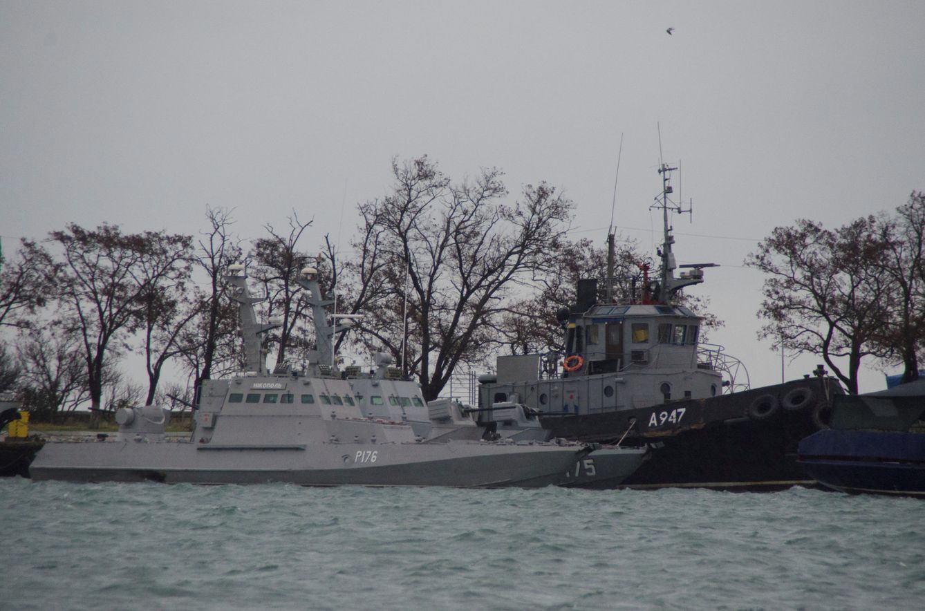 Los barcos ucranianos incautados por Rusia en el puerto de Kerch, Crimea, el 28 de noviembre de 2018. (Reuters)