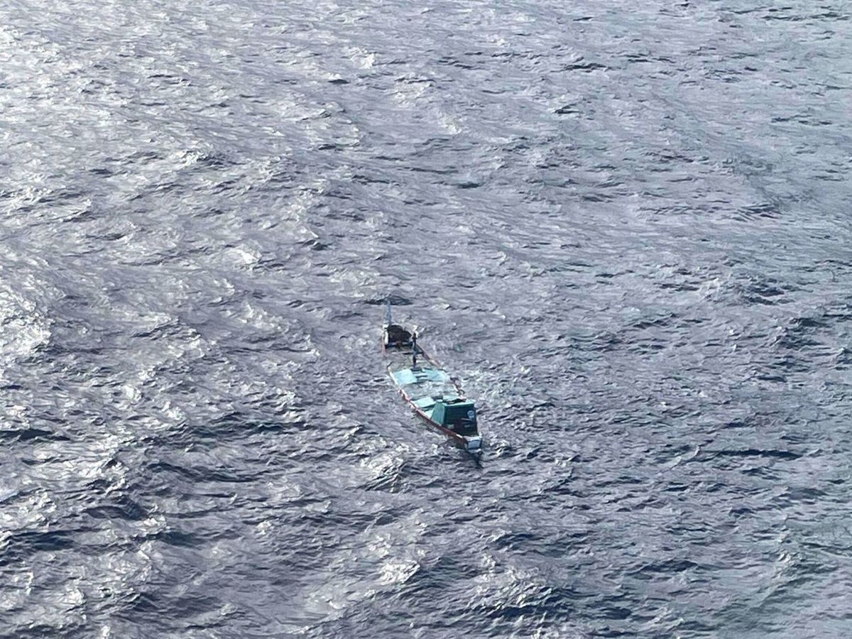 Foto: Imagen tomada por el helicóptero de Salvamento Marítimo Helimer, a 110 kilómetros al sureste de El Hierro. (EFE/Salvamento Marítimo)