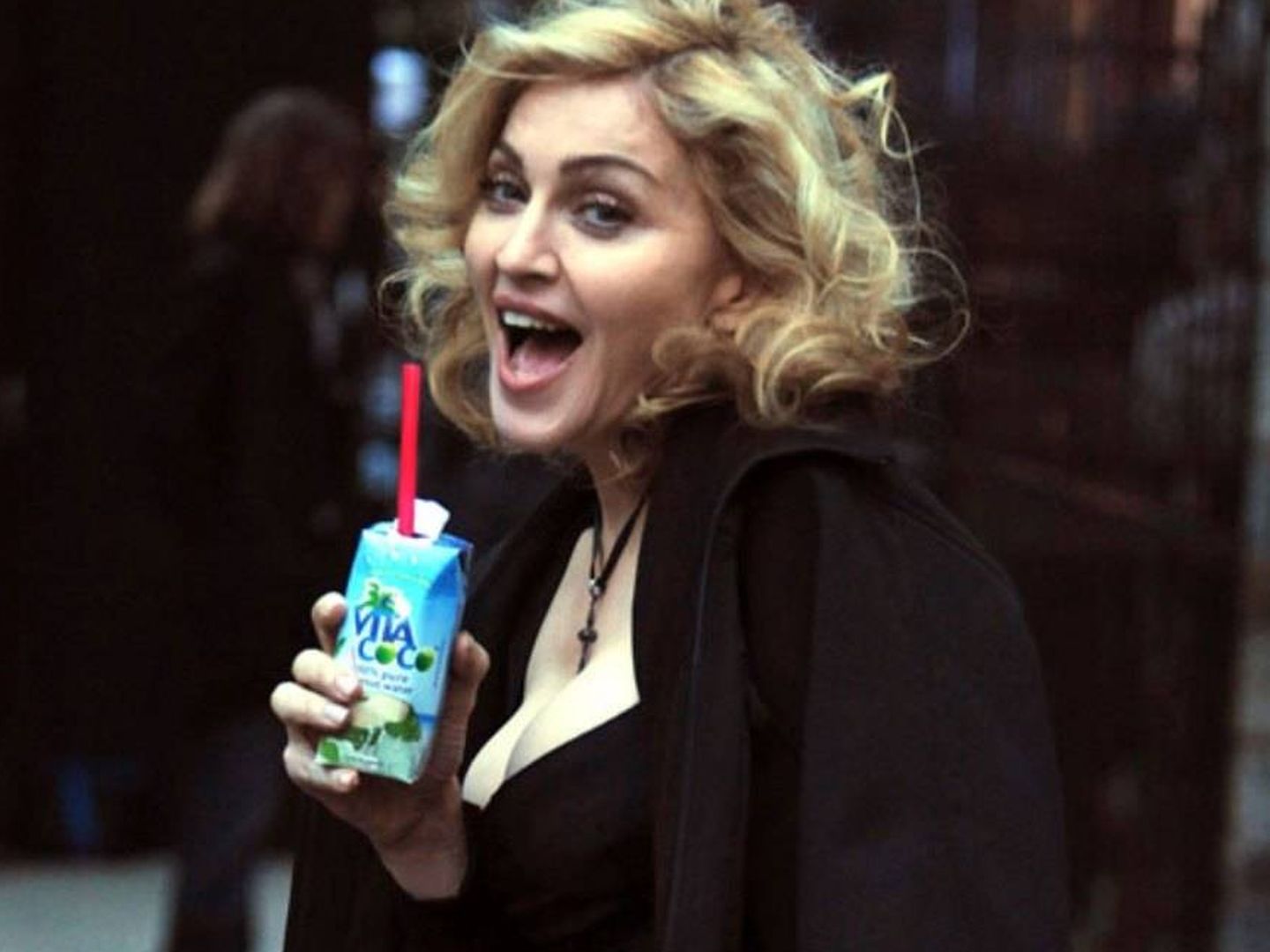 Madonna tomando su agua de coco. 