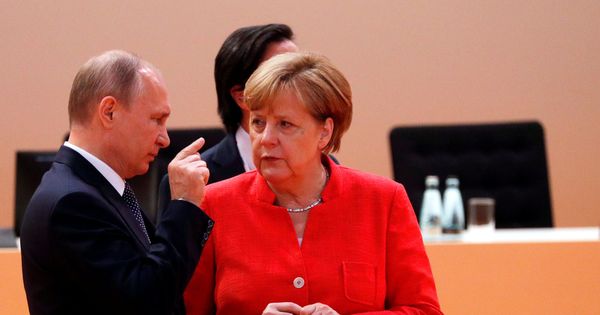 Foto: El presidente de Rusia, Vladimir Putin, y la canciller alemana, Angela Merkel, en la cumbre del G-20 en Hamburgo. (Reuters)
