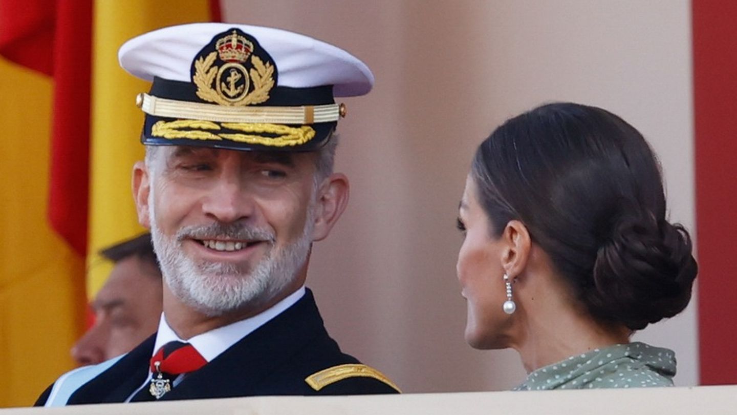 Los reyes de España, Felipe y Letizia, durante el desfile militar del 12 de octubre 2022. (Gtres)