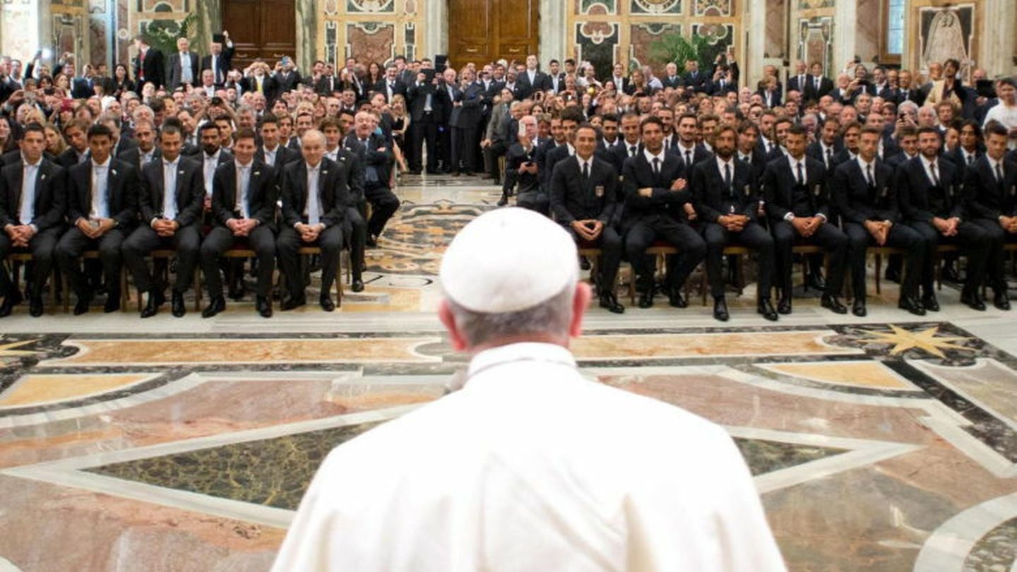 El papa francisco recibe en audiencia a las selecciones de argentina e italia