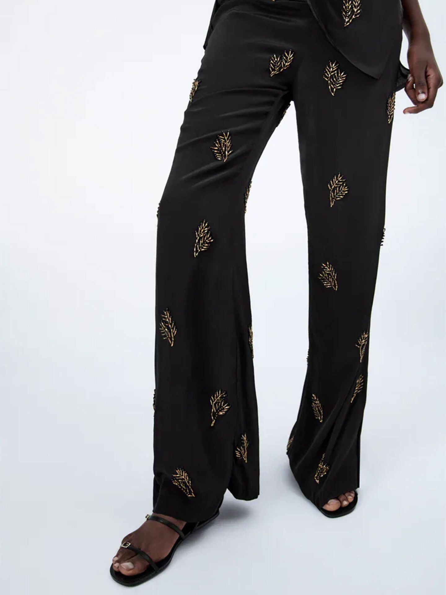 Moda Pantalones Zara Pantal\u00f3n de efecto piel negro look casual 