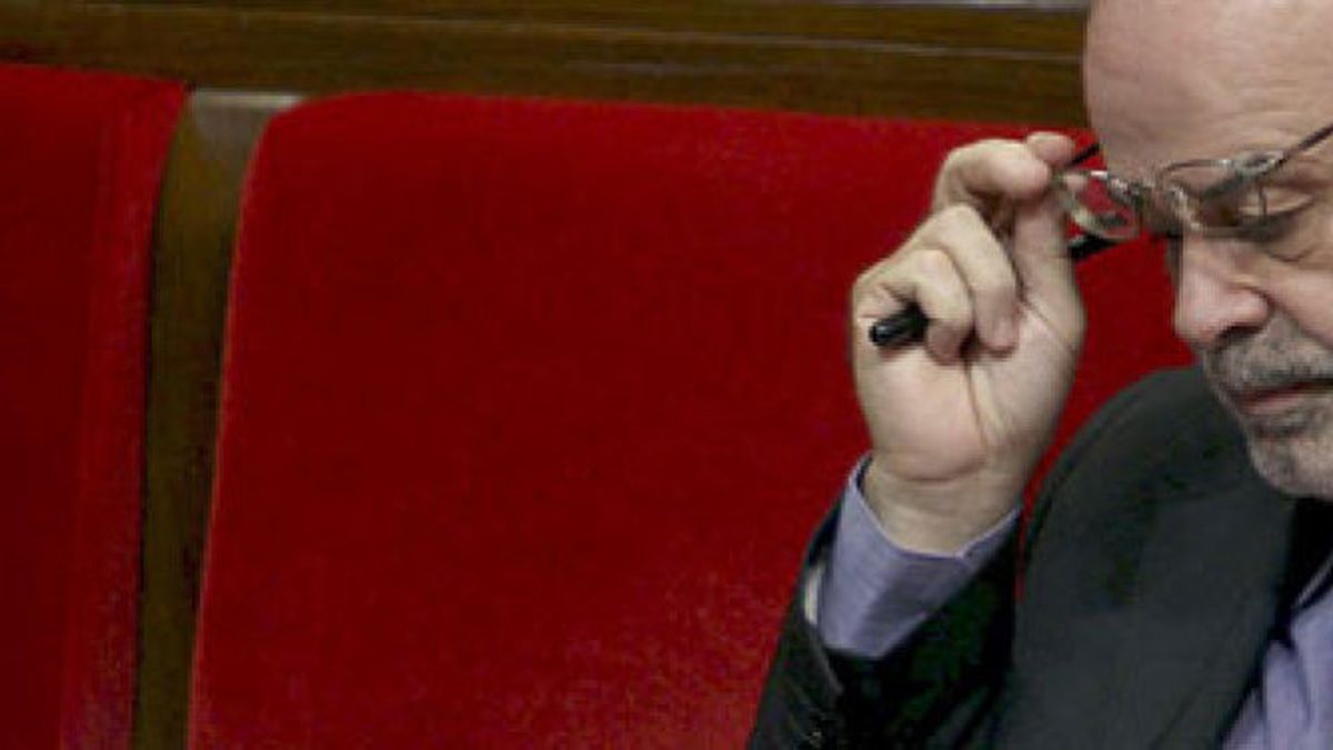 Castells defiende su "irreprochable" actuación y anuncia que irá al Parlament