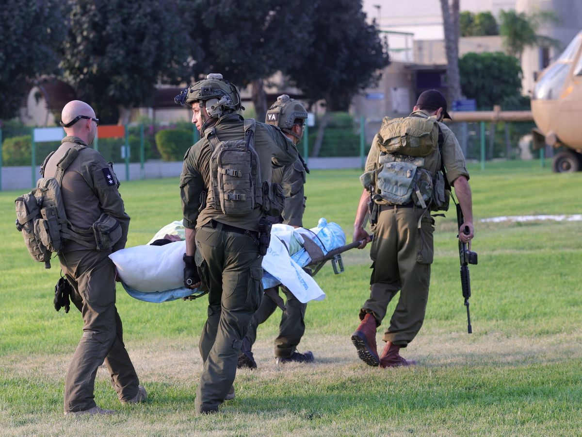 Foto: Israelíes heridos son trasladados a hospitales tras los ataques con cohetes de Hamás. (EFE/EPA/Abir Sultan)