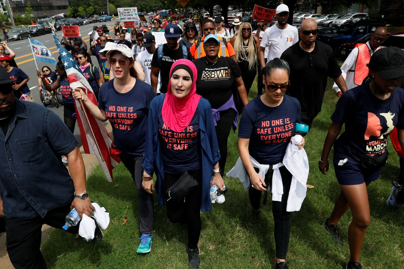 Marcha de protesta contra los tiroteos y la legislación sobre armas desde la sede de la NRA, en Fairfax, Virginia. (Reuters)