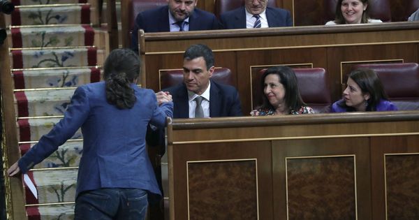 Foto: El líder de Podemos, Pablo Iglesias (i), da la mano al secretario general del PSOE, Pedro Sánchez (2i), durante la moción de censura. (EFE)
