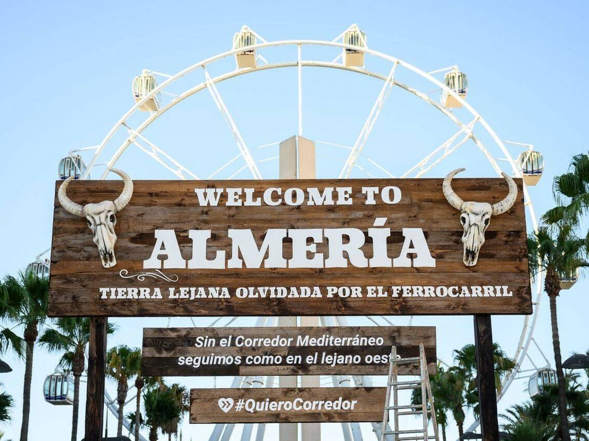 Foto: Portada ubicada en La Rambla de Almería.