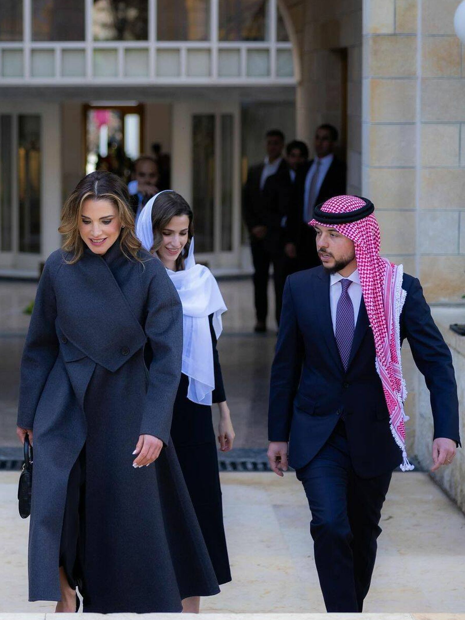 Rania de Jordania, junto a Hussein de Jordania y su esposa Rajwa Al Saif. (IG: queenrania)