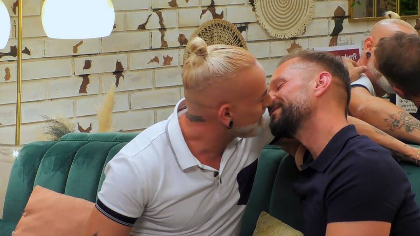 Damiano y Samuel besándose en 'First Dates'. (Mediaset)