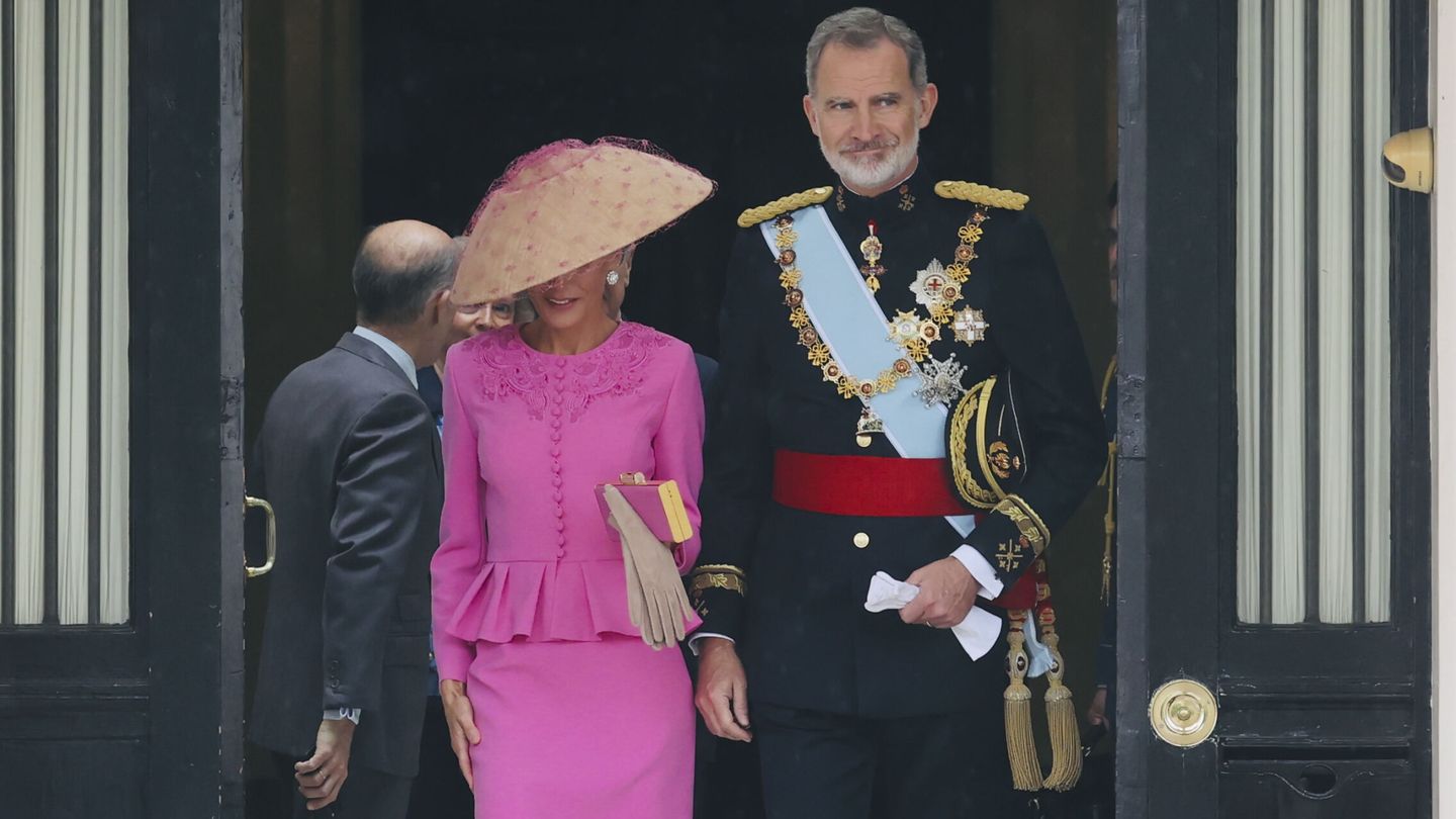 Los reyes de España, Felipe VI y Letizia, abandonan la residencia del embajador español en el Reino Unido de camino a la abadía de Westminster. (EFE)