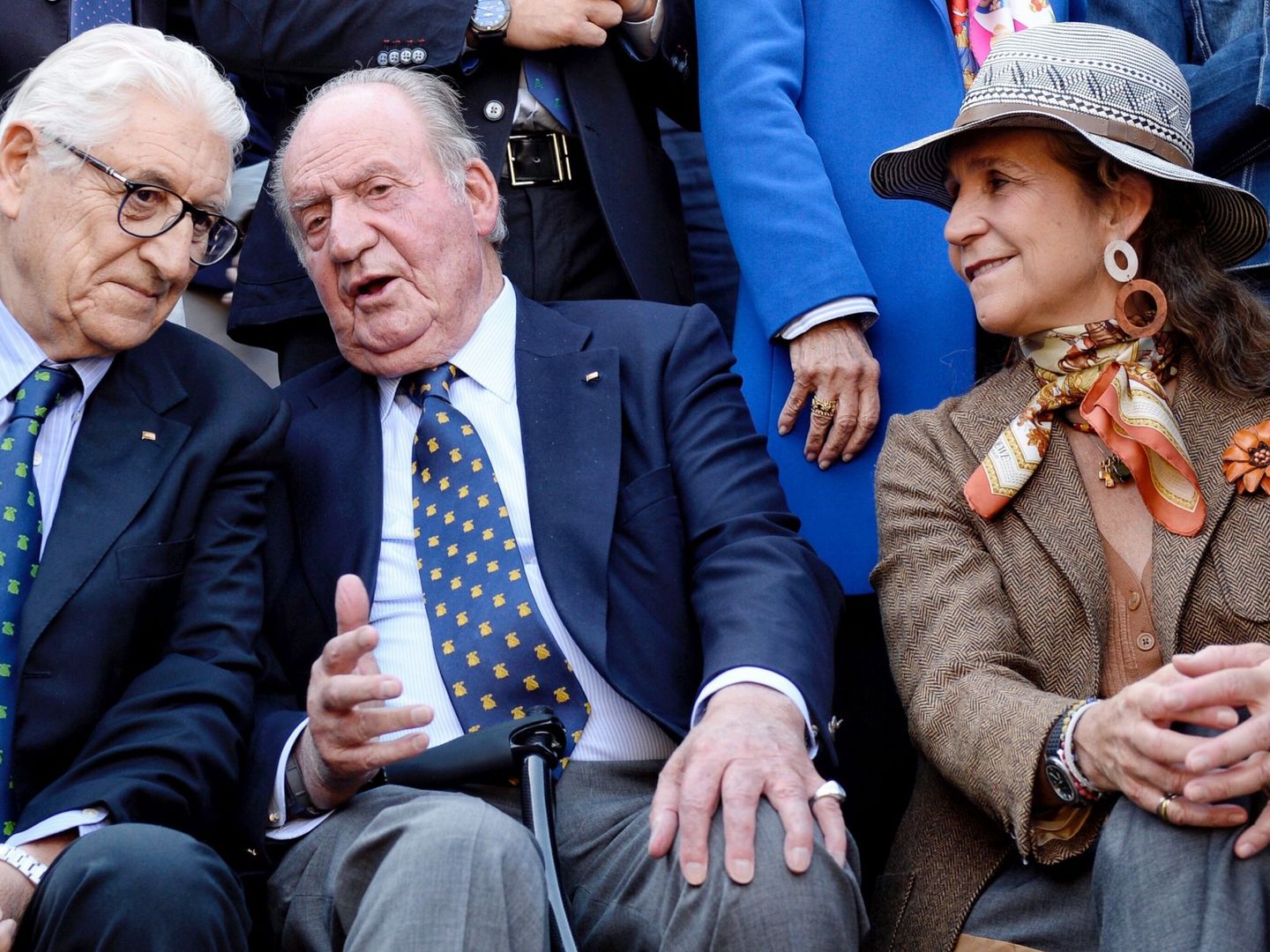 Don Juan Carlos, con Manuel Piñeira y la infanta Elena en una tarde de toros celebrada este mes en Valladolid. (EFE)