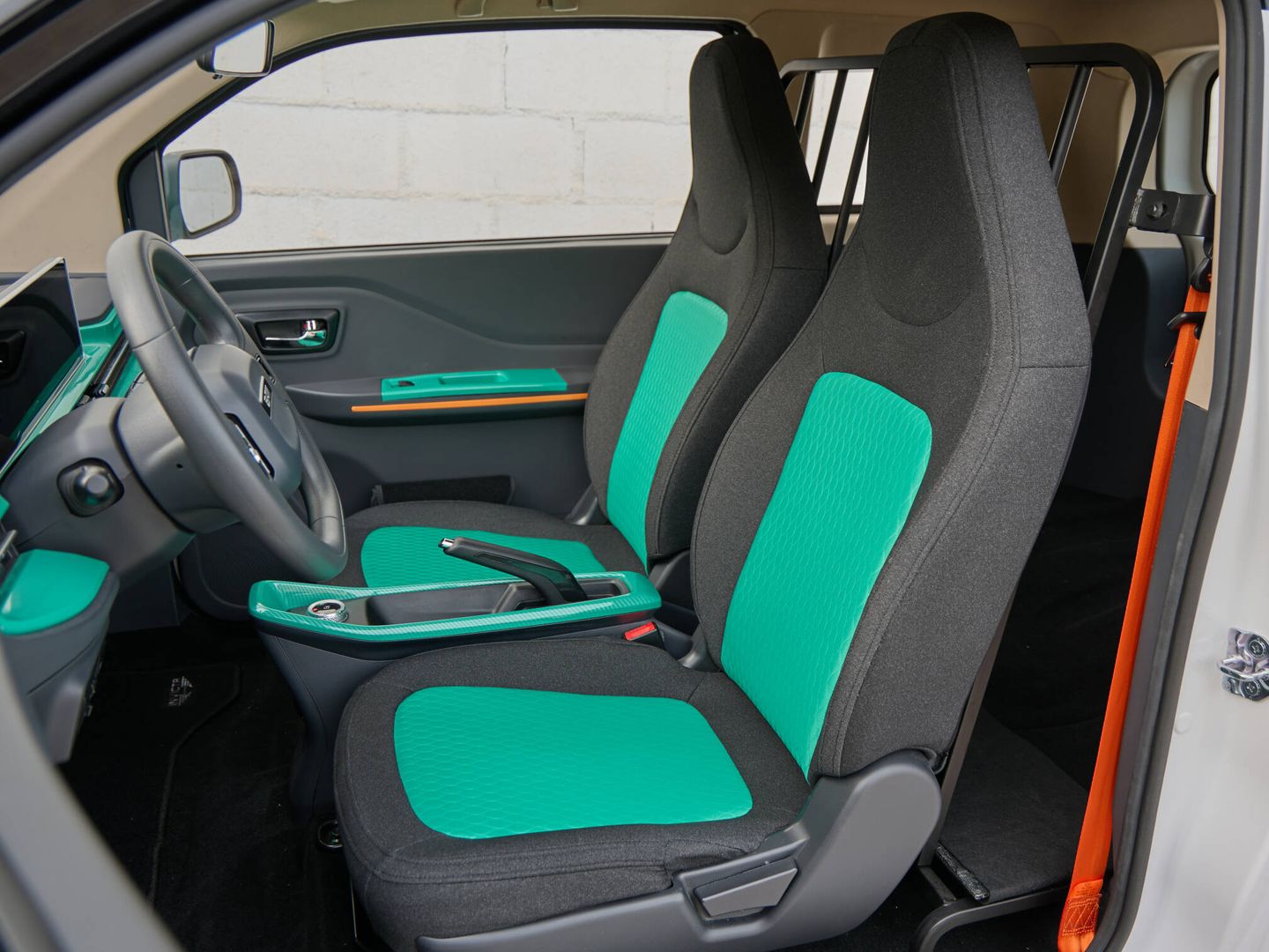 Los asientos son correctos y cuentan con ajustes manuales para adaptar la posición.