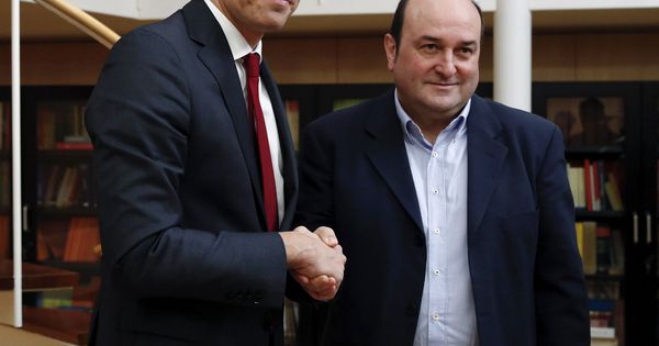 Foto: Sánchez y Ortuzar durante una reunión en 2016 en el Congreso de los Diputados. (EFE)