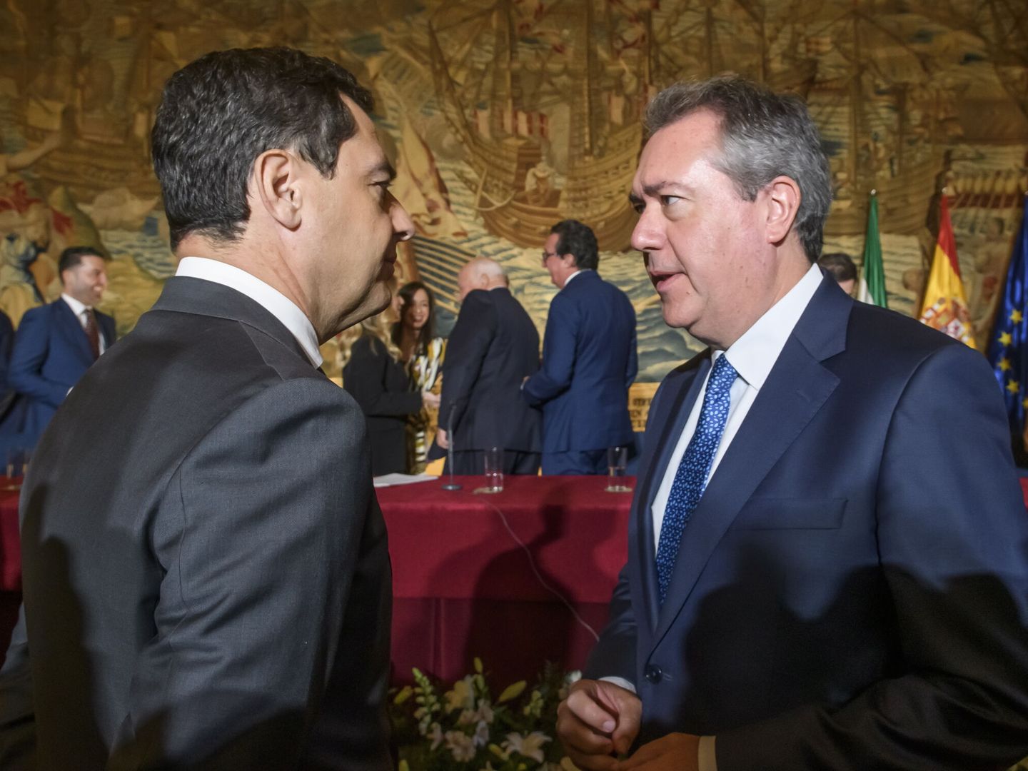 Juanma Moreno y Juan Espadas se saludan en el pleno extraordinario celebrado por el 40 aniversario del Parlamento andaluz. (EFE/Raúl Caro)