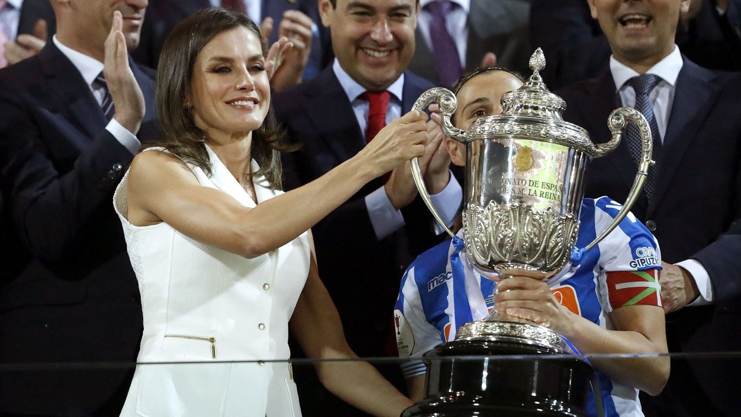 Doña Letizia, entregando la Copa de la Reina en 2019. (EFE/