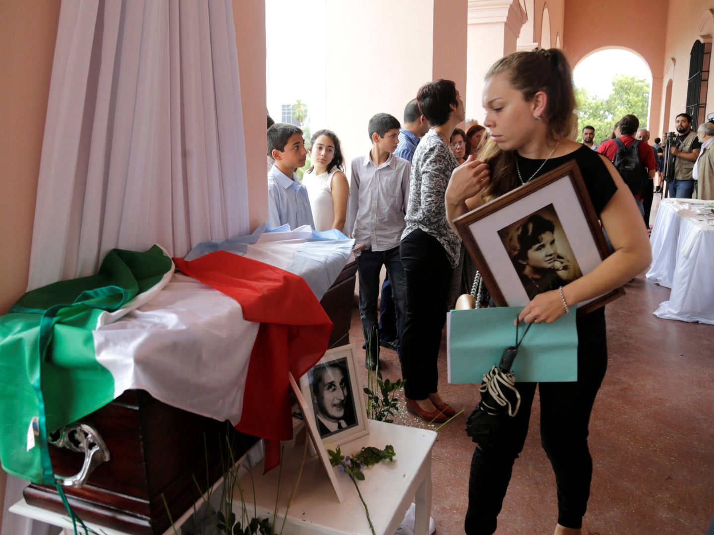 Helena Vallejos, nieta de Rafaela Filipazzi, ante un ataúd durante una ceremonia por los desaparecidos durante la dictadura de Stroessner, en Asunción. (Reuters)  