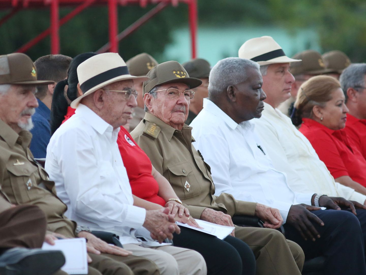 El presidente Raúl Castro rodeado de sus principales colaboradores durante el 64º aniversario de la fallida toma del Cuartel Moncada, el 26 de julio de 2017. (Reuters)